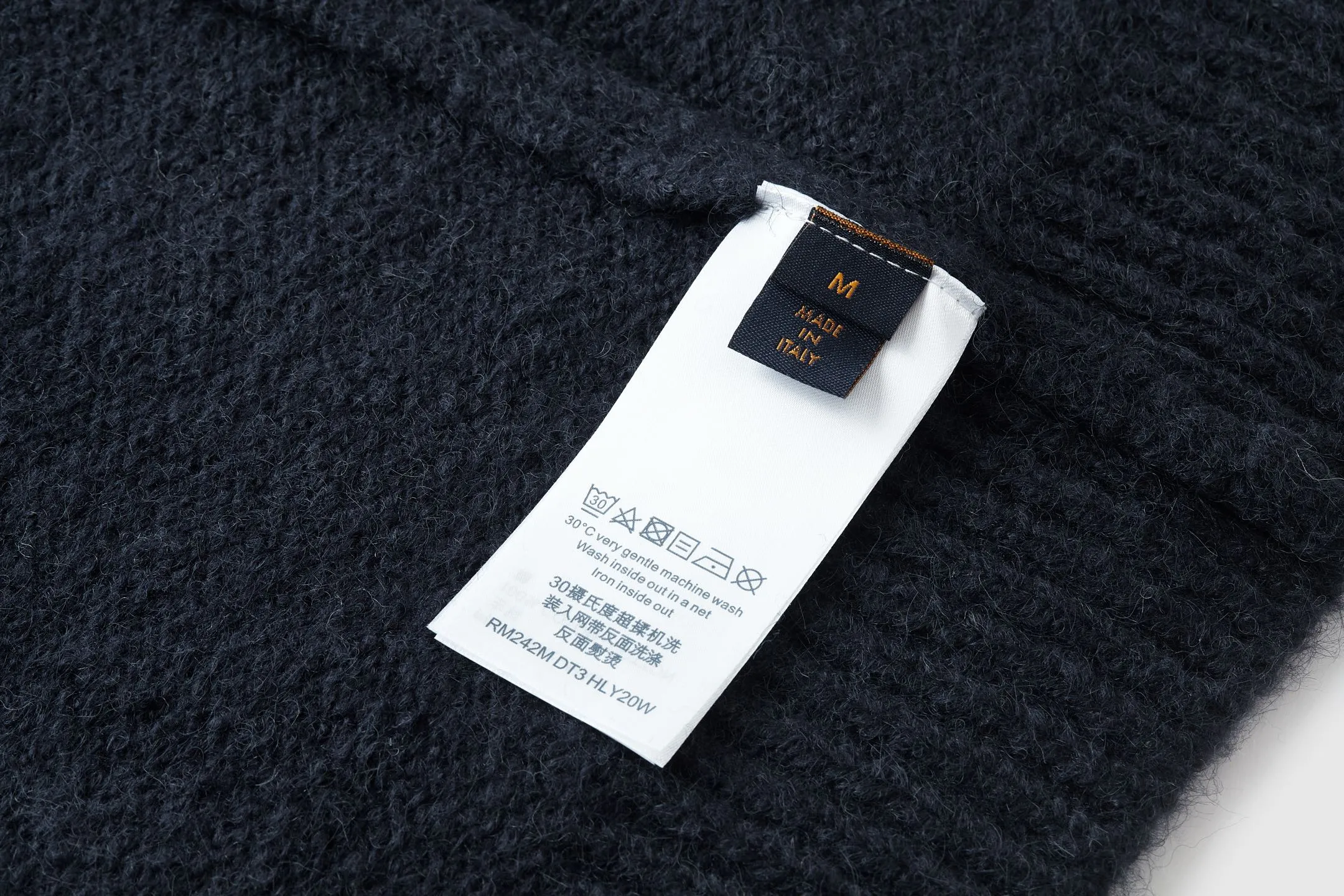 🅿️500 1v 25FW Mirror Logo Intarsia Sweater (Navy Blue) The original version was purchased and developed for 12,200. The fabric is made of 55% blended wool yarn and 45% cotton thread. This fabric has a stiff shape and is not easy to fluff. It is covered with a layer of wool to ensure a smooth and smooth feel. The intarsia is woven using machines imported from Germany, and each line is consistent. Garment wash fixed fit. This crewneck sweater is made from a blend of sheep wool and yak hair, with thick yarns to create a soft texture. The contrasting LV logo is integrated into the knitted fabric, and the mirror-effect logo is cleverly displayed on the rear. The casual and elegant design makes it easy to style your weekend look. Size:S-M-L-XL